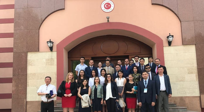 Türk Keneşi Genç Diplomatlar 4. Eğitim programı katılımcıları Bişkek’te bulunan Türk Büyükelçiliğini ziyaret ettiler.