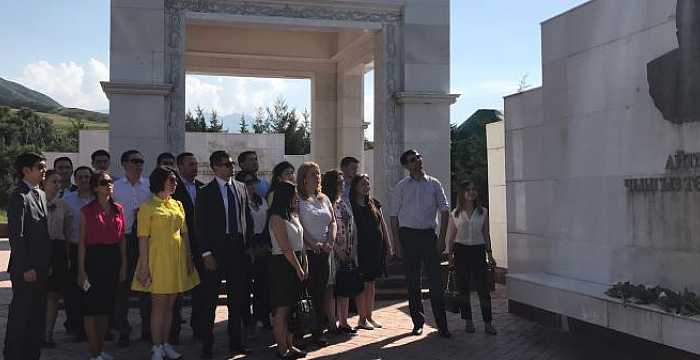 Türk Keneşi Genç Diplomatlar 4. Eğitim programı katılımcıları Çong Taş’ta bulunan Ata Beyit Anıtı ve Cengiz Aytmatov Anıtı Kompleksini ziyaret etmişlerdir. 