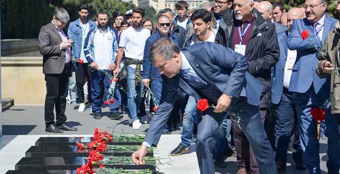 Türk Konseyi Üniversite Sporcuları Bakü Şehitler Anıtı’nı Ziyaret Etti. 