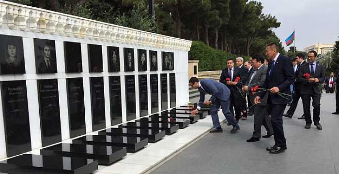 Türk Keneşi 5. Gümrük Bakanları Toplantısı katılımcıları Bakü`de Fahri Hıyabanı ve Şehitler Hıyabanı`nı ziyaret ettiler.