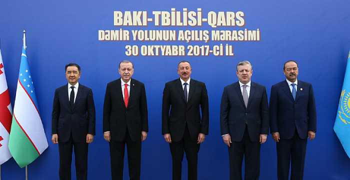 Türk Konseyi Genel Sekreteri Büyükelçi Ramil Hasanov Bakü-Tiflis-Kars demiryolunun açılış törenine iştirak etmiştir.