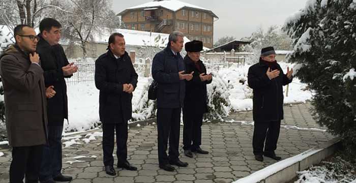 Türk Keneşi Genel Sekreteri  Sayın Ramil Hasanov ve Aksakallar heyeti, bir süre evvel kaybettiğimiz Sayın Ishembay Abdurazakov`un kabrini ziyaret etti.